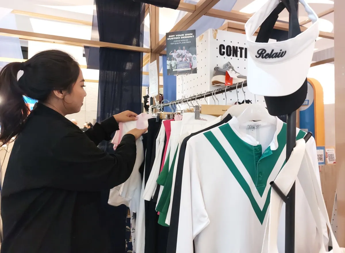 Bagi brand lokal seperti Relaiv, tren padel bukan sekadar fenomena musiman, tapi peluang strategis untuk memperluas pangsa pasar dan membangun koneksi komunitas. (Sumber: Ayobandung.id | Foto: Eneng Reni Nuraisyah Jamil)