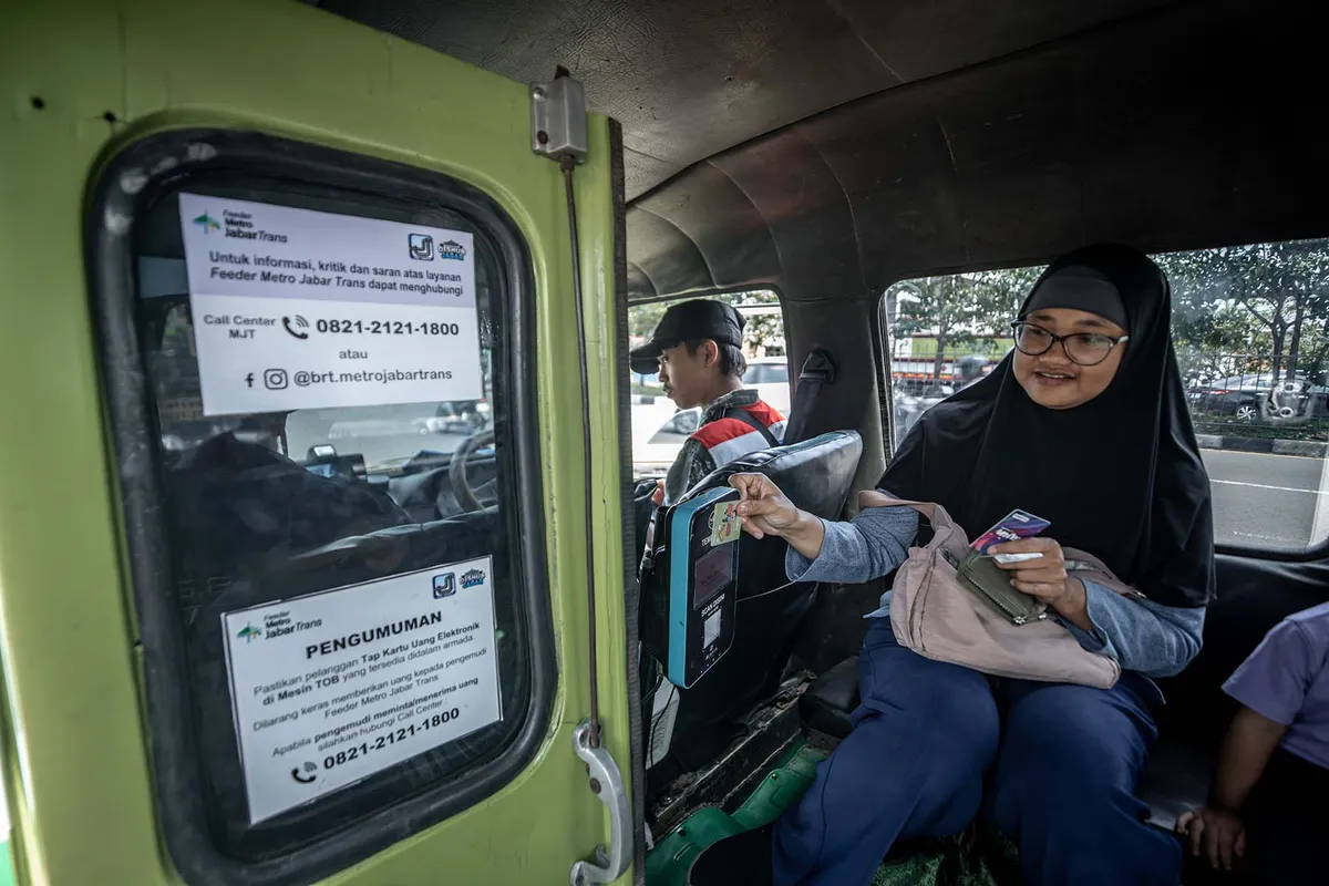 Kehadiran Metro Jabar Trans (MJT) dan feeder MJT, sebuah inisiatif ambisius yang digadang-gadang mampu merevolusi sistem transportasi publik Bandung Raya. (Sumber: Ayobandung.id | Foto: Kavin Faza)