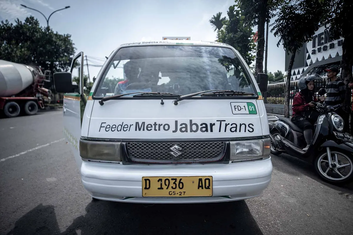 Kehadiran Metro Jabar Trans (MJT) dan feeder MJT, sebuah inisiatif ambisius yang digadang-gadang mampu merevolusi sistem transportasi publik Bandung Raya. (Sumber: Ayobandung.id | Foto: Kavin Faza)
