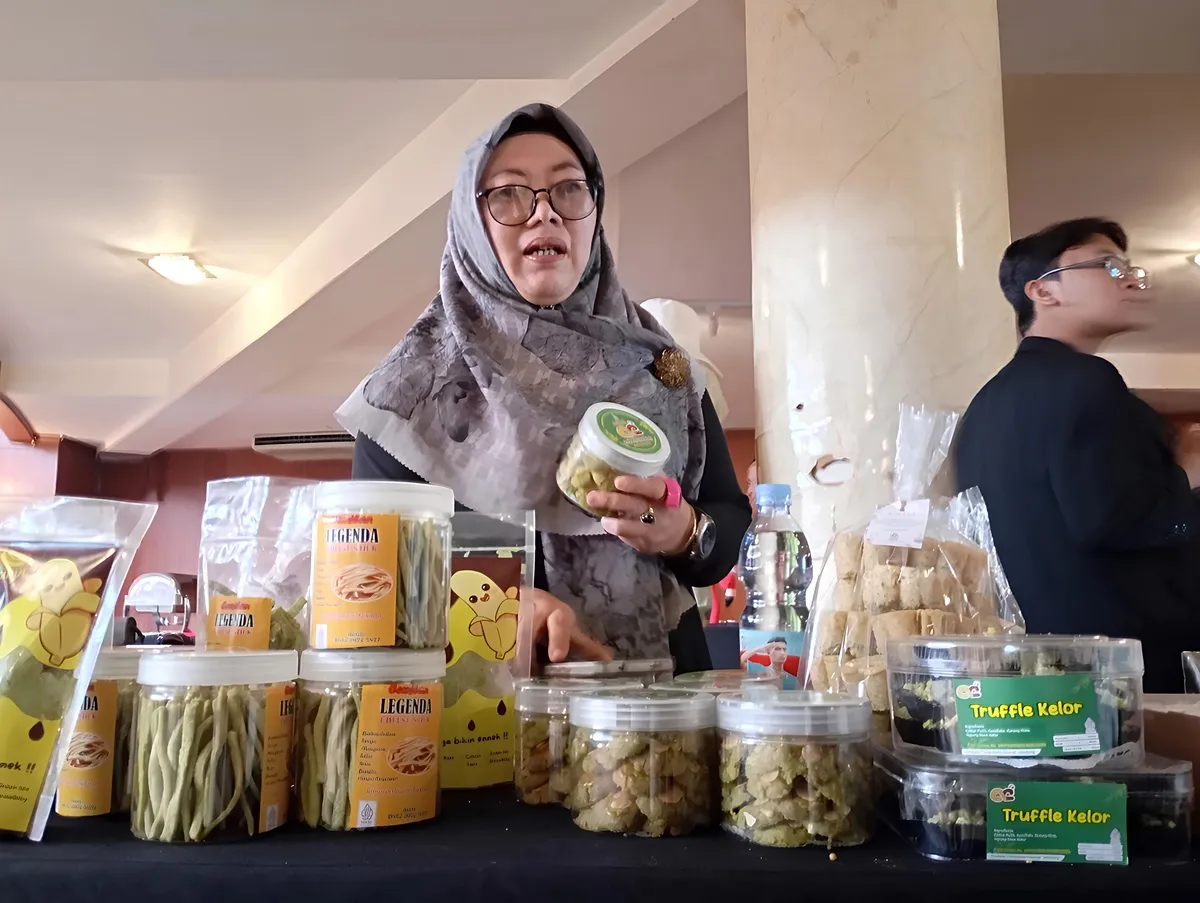 Nurhaeti, warga Cinunuk, yang sejak 2015 mengolah daun kelor menjadi aneka panganan bernutrisi. (Sumber: Ayobandung.id | Foto: Mildan Abdalloh)