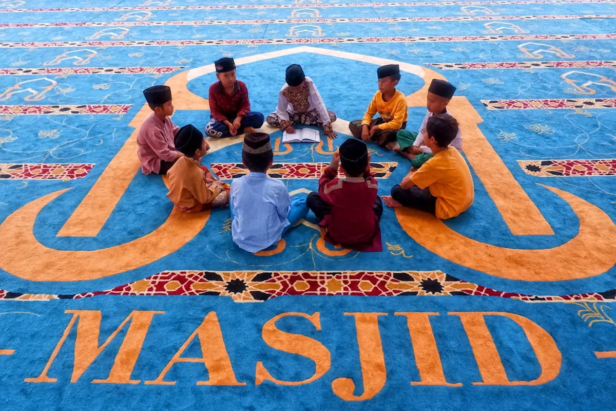Anak-anak beragama Islam sedang mengaji di masjid. (Sumber: Pexels/Hera hendrayana)