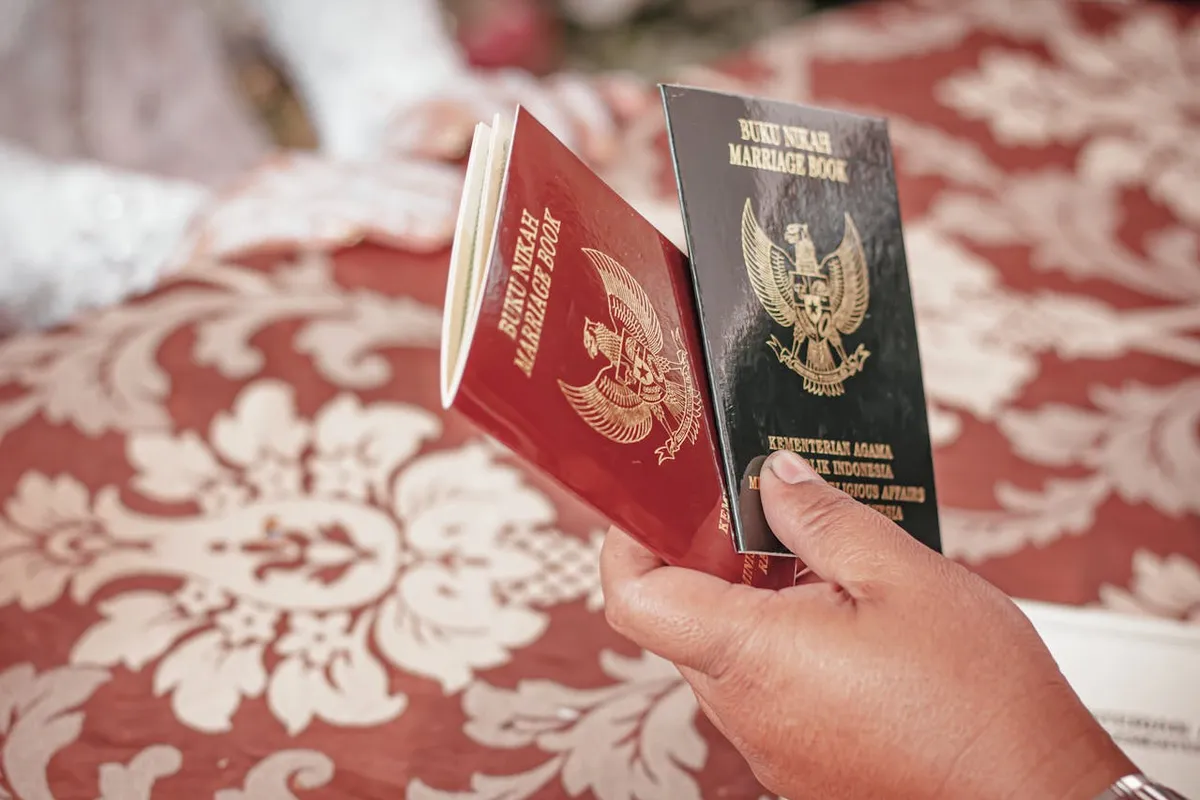 Buku nikah. (Sumber: Pexels/Reynaldo Yodia)