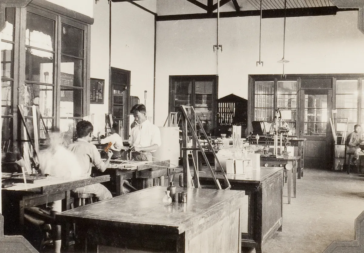 Suasana di salah satu laboratorium praktik TH Bandung. (Sumber: KITLV)