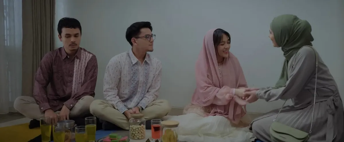 Gambaran film terhadap desakan keluarga atau pandangan sosial terhadap pernikahan (Sumber: IMDb)