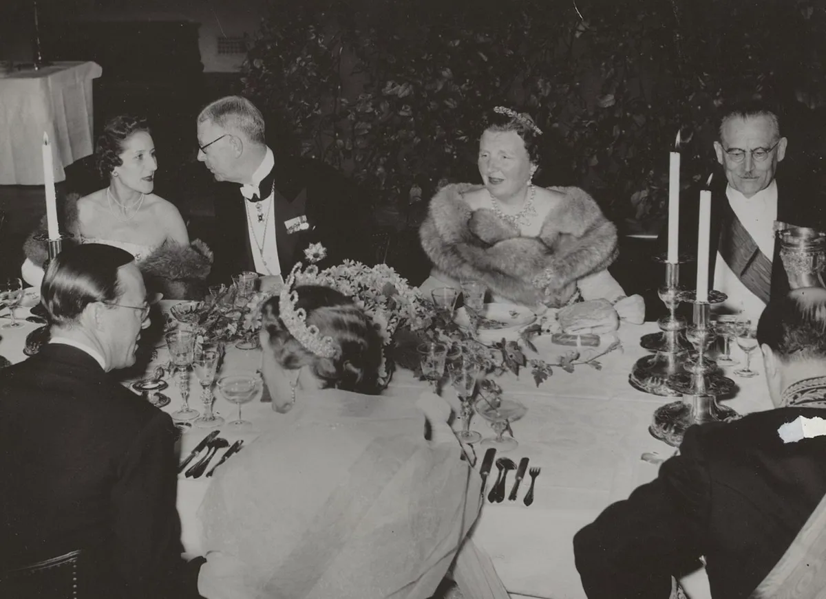 Ratu Juliana dalam sebuah makan malam bersama Raja Gustaf VI Adolf dan Ratu Louise dari Swedia pada akhir April 1955.