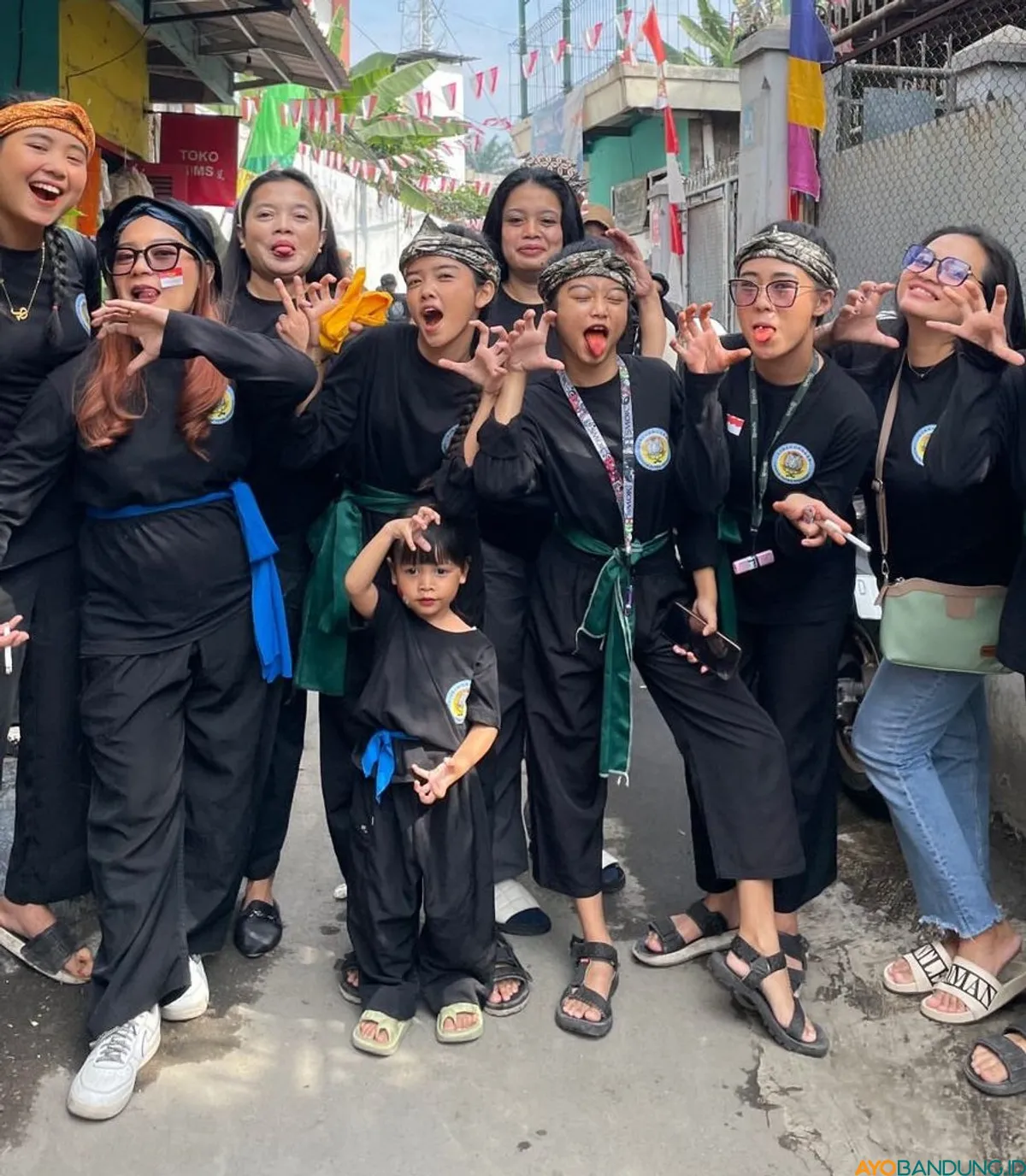 Remaja putri ikut menyemarakan seni Ulin Barong Sekeloa. (Sumber: ayobandung.id | Foto: Ikbal Tawakal)