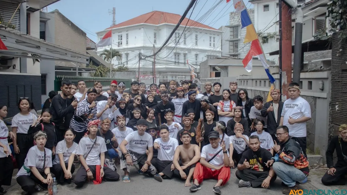 Anak muda di Sekeloa di Kelurahan Lebakgede yang menjadi bagian dari Lingkar Seni Cahaya Putra Binangkit, pelestari Ulin Barong Sekeloa. (Sumber: ayobandung.id | Foto: Ikbal Tawakal)