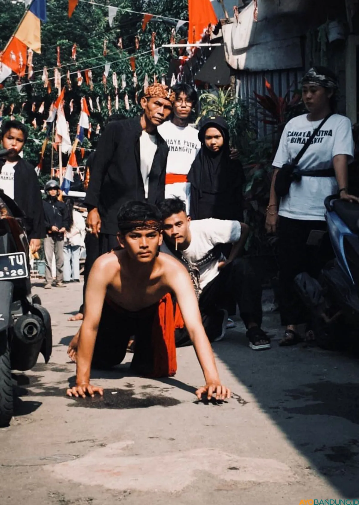 Ketua Lingkung Senin Cahaya Putra Binangkit Affan Halim Ramadhan saat tampil di pentas Ulin Barong Sekeloa. (Sumber: ayobandung.id | Foto: Ikbal Tawakal)