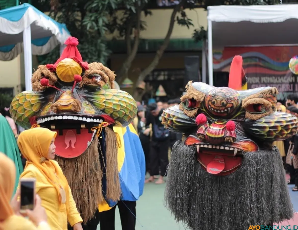Potret Barong Bapak, Barong Ibu, dan Barong Anak dalam Ulin Barong Sekeloa. (Sumber: ayobandung.id | Foto: Ikbal Tawakal)