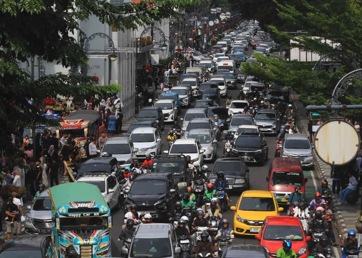 Kemacetan bukan sekadar gangguan lalu lintas, tapi cerminan tata kelola kota yang belum sepenuhnya adaptif terhadap lonjakan urbanisasi dan perubahan perilaku mobilitas warganya. (Sumber: Ayobandung.id)