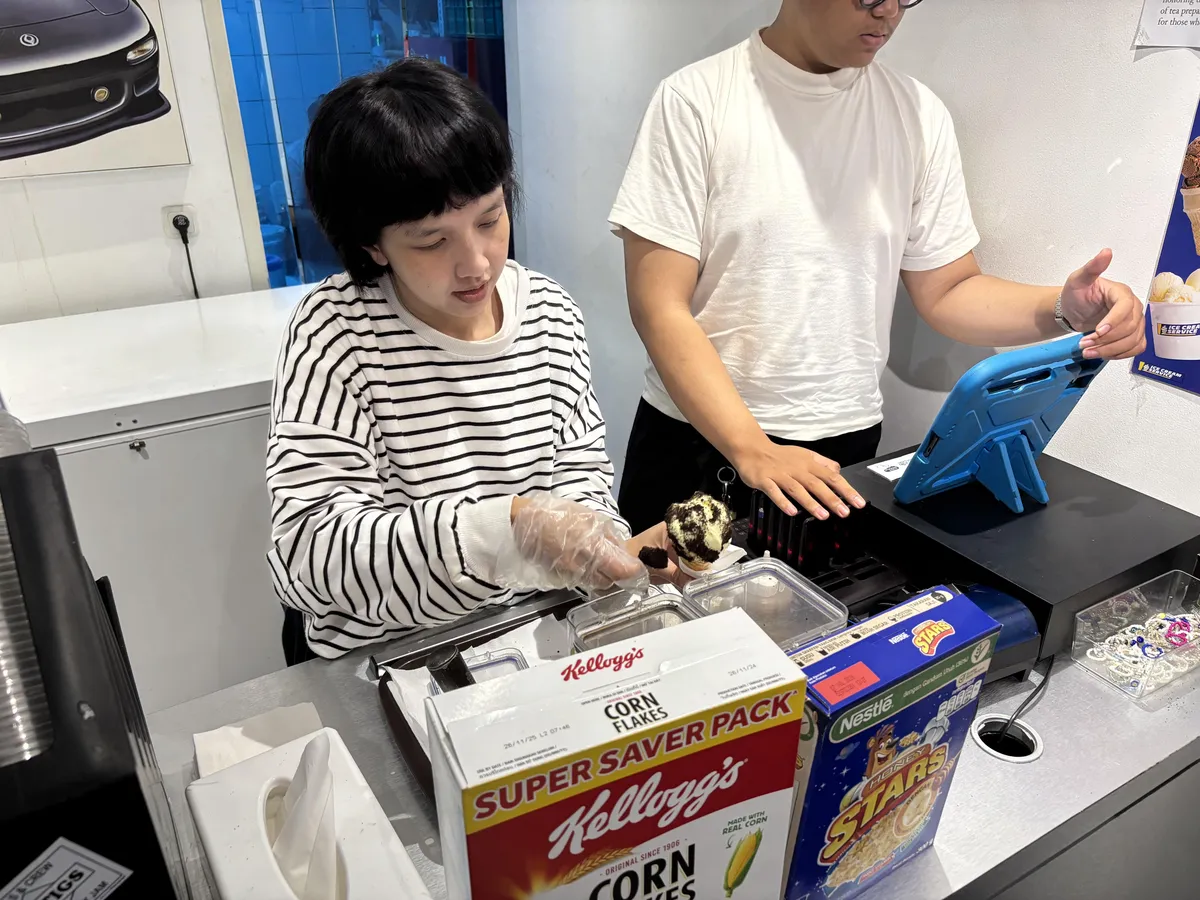 Proses Pembuatan Es Krim Varian Regular Waffle (Foto: Ramzy Ahmad)