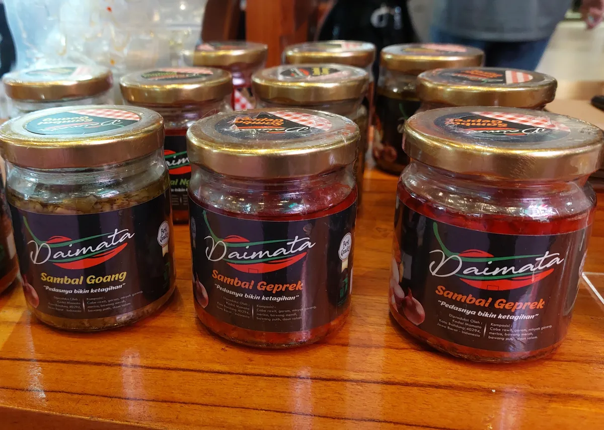 Berbagai produk Daimata, sebuah brand sambal kemasan. (Sumber: Ayobandung.id | Foto: Eneng Reni Nuraisyah Jamil)