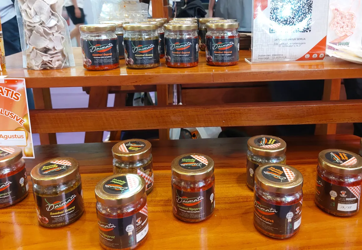 Berbagai produk Daimata, sebuah brand sambal kemasan. (Sumber: Ayobandung.id | Foto: Eneng Reni Nuraisyah Jamil)
