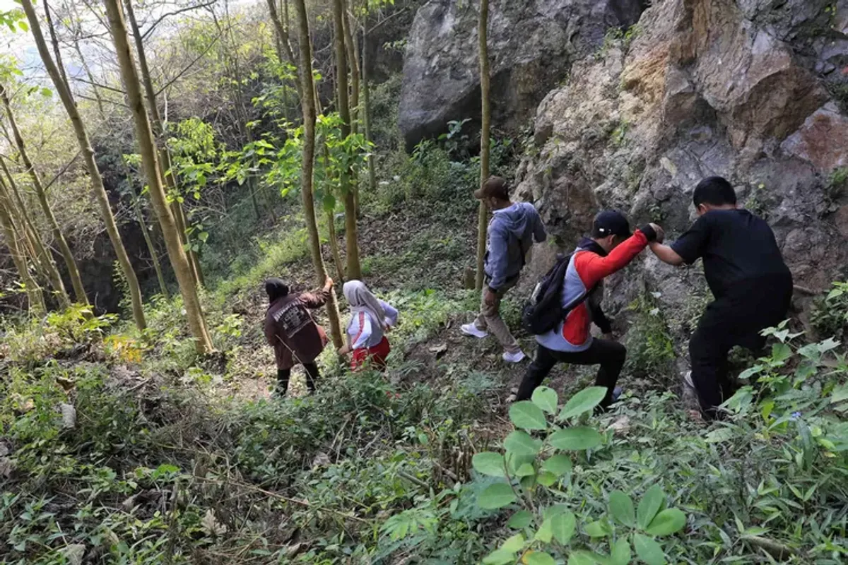 Wisatawan saat mengunjungi gua di kawasan tebing Citatah 125, Padalarang, Kabupaten Bandung Barat, Sabtu 16 Agustus 2025 (Sumber: ayobandung.com | Foto: Irfan Al-Faritsi)