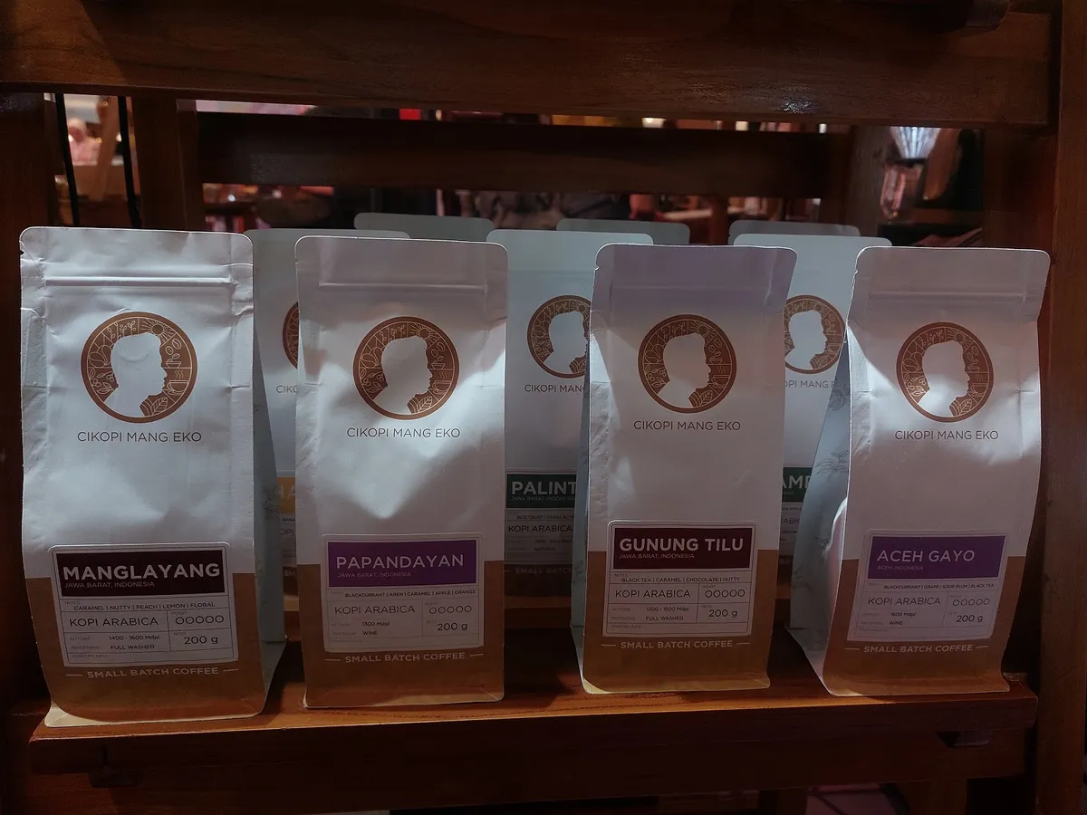Sejumlah varian kopi dari produk Cikopi Mang Eko. (Sumber: Ayobandung.id | Foto: Eneng Reni Nuraisyah Jamil)