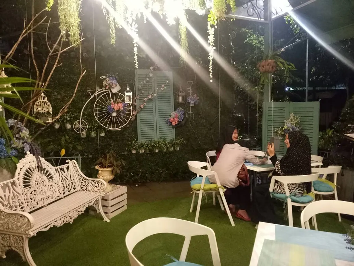 Area outdoor Emmy’s Kitchen bergaya garden party. (Sumber: Ayobandung.id | Foto: Eneng Reni Nuraisyah Jamil)