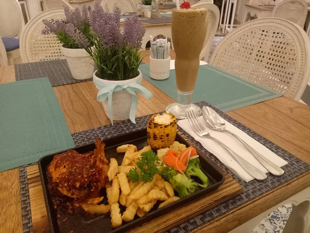 Menu Spicy Peri Peri Chicken dan Avocado Cappuccino dari Emmy’s Kitchen (Sumber: Ayobandung.id | Foto: Eneng Reni Nuraisyah Jamil)
