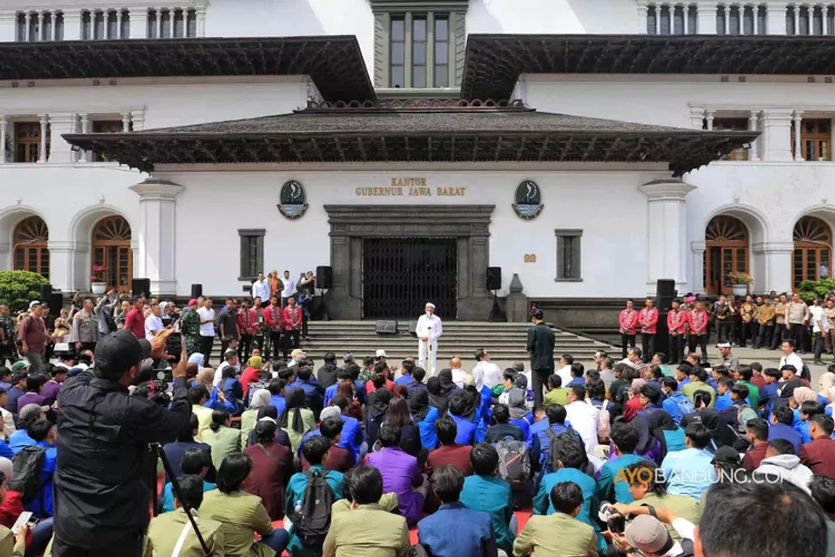 Forum Dialog Terbuka Mahasiswa Jawa Barat digelar bersama Pemerintah Provinsi Jabar dan DPRD Jabar di Halaman Gedung Sate. (Sumber: Ayobandung.com | Foto: Irfan Al-Faritsi)