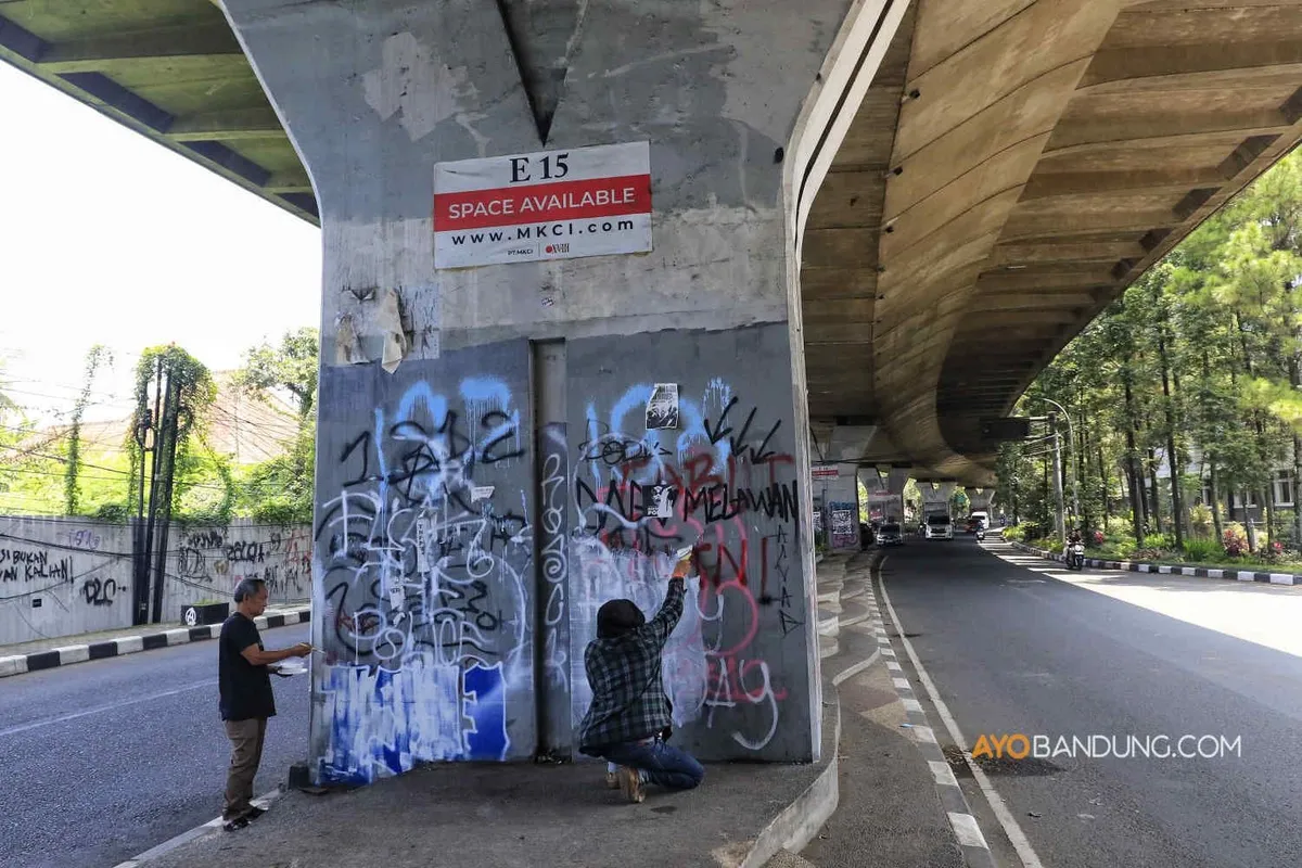 Warga bersama anggota komunitas motor Reborn For Humanity mengecat tiang beton jembatan layang Mochtar Kusumaatmadja akibat vandalisme saat aksi Jaga Bandung di kawasan Cikapayang, Ir H. Djuanda, Kota Bandung, Senin 1 September 2025 (Sumber: AyoBandung.com | Foto: Irfan Al-Faritsi)