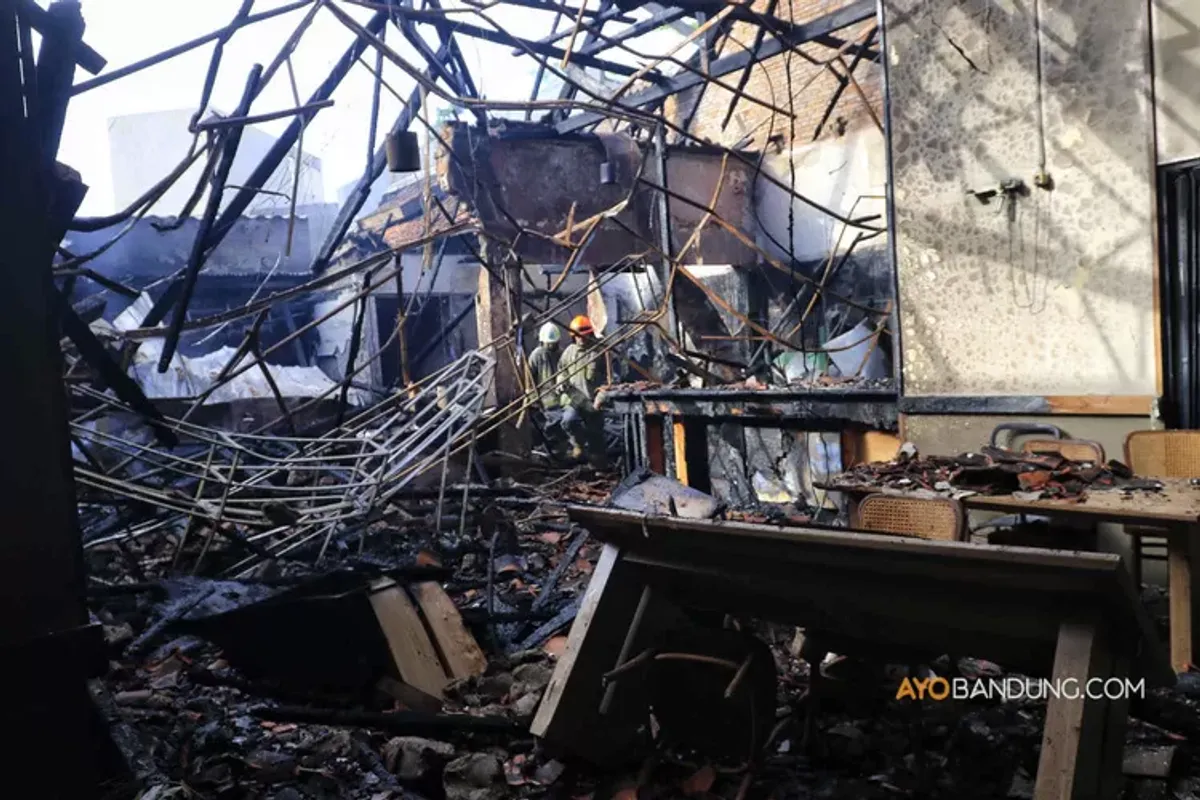Kondisi Rumah makan Sajian Sambara pada Sabtu 30 Agustus 2025 di Jalan Trunojoyo, Kota Bandung atau tepatnya di depan gedung DPRD Jawa Barat, hangus tak bersisa usai ikut terbakar hebat dalam aksi unjuk rasa yang digelar Jumat, 29 Agustus 2025. (Sumber: Ayobandung.com | Foto: Irfan Al-Faritsi)