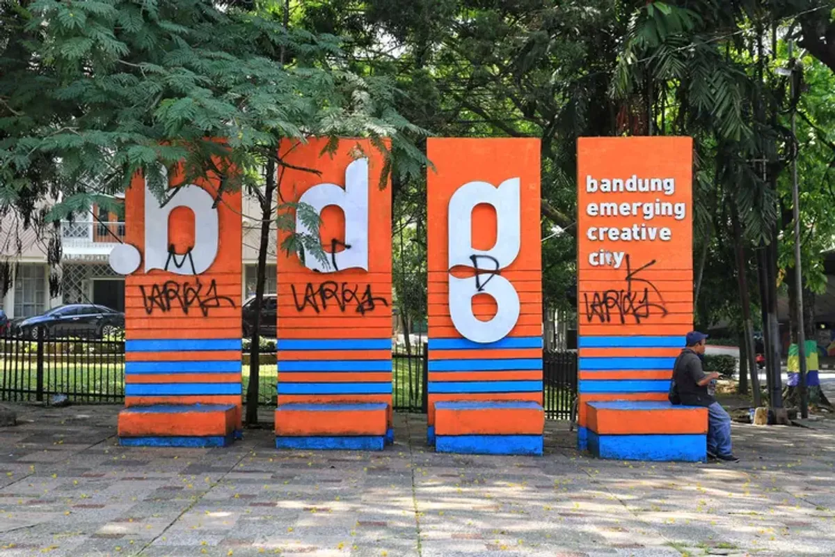 Banyak coretan vandalisme di pilar-pilar bertuliskan b d g dan Bandung Emerging Creative City di Jalan Ir H Djuanda, Kota Bandung. (Sumber: AyoBandung.com | Foto: Irfan Al-Faritsi)