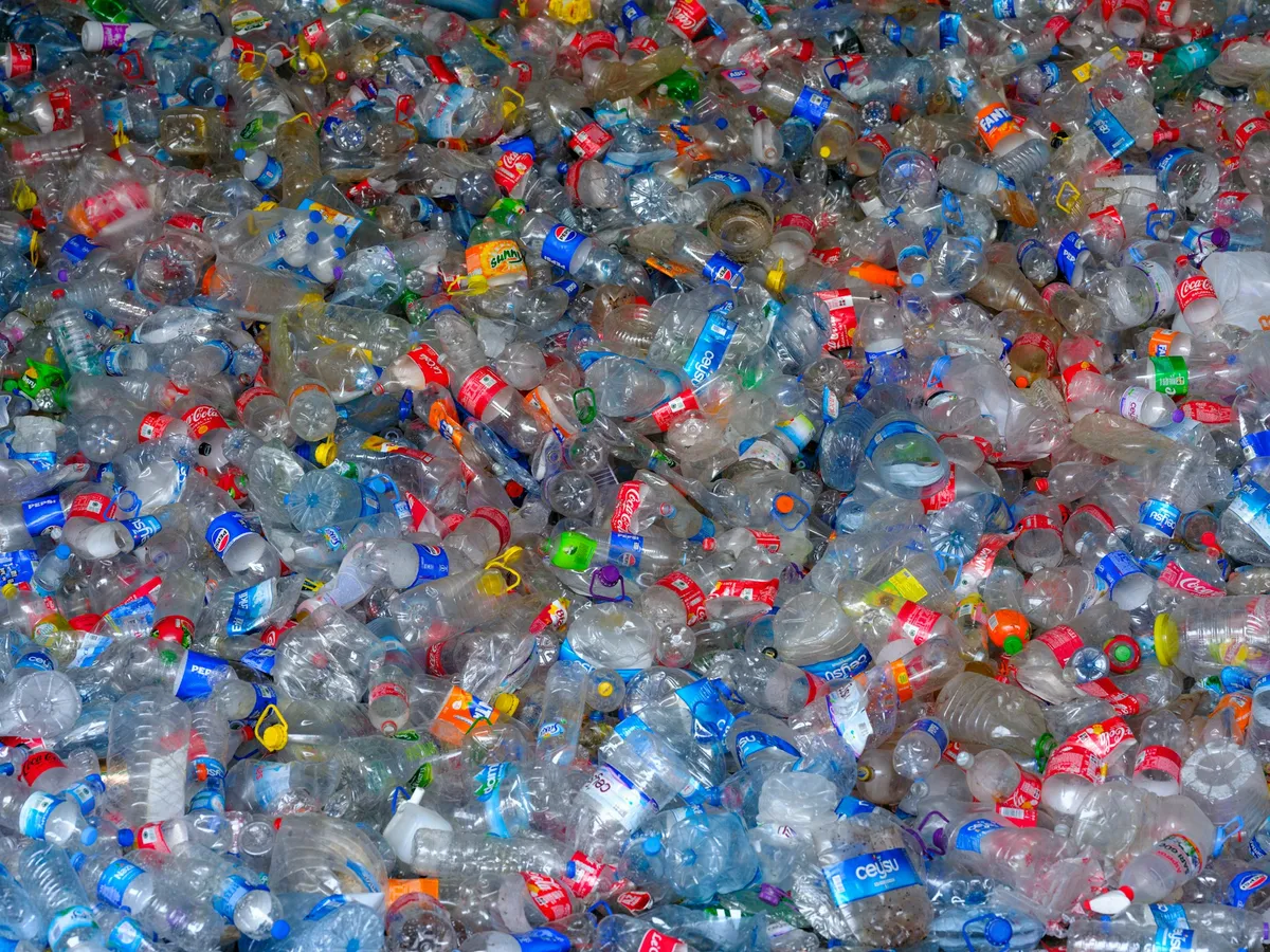 Ilustrasi sampah botol plastik. (Sumber: Unsplash | Foto: Engin Akyurt)