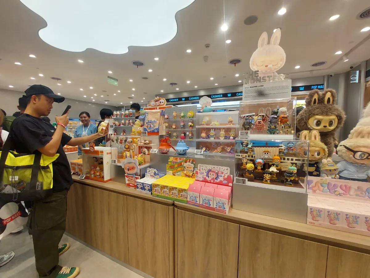 Antusiasme anak muda Bandung terhadap boneka desainer POP MART. (Sumber: Ayobandung.id | Foto: Eneng Reni Nuraisyah Jamil)