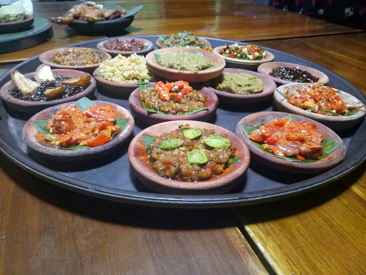 16 pilihan sambal khas Nusantara dari Warung Sangrai. (Sumber: Ayobandung.id | Foto: Eneng Reni Nuraisyah Jamil)