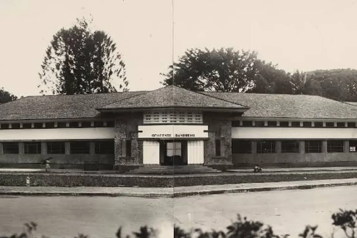 Koffie Pakhuis alias gudang penyimpanan kopi zaman kolonial yang kini berubah fungsi jadi Balai Kota Bandung. (Sumber: KITLV)