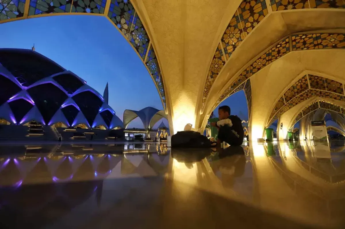 Suasana malam di Masjid Raya Al Jabbar. (Sumber: Ayobandung.com | Foto: Irfan Al-Faritsi)