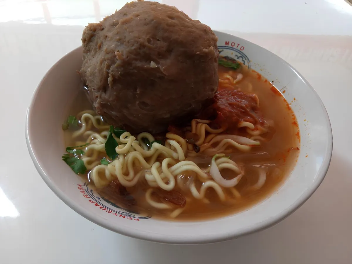 Seporsi menu bakso di kedai Bakso Laman Astaghfirullahaladzim. (Sumber: Ayobandung.id | Foto: Eneng Reni Nuraisyah Jamil)