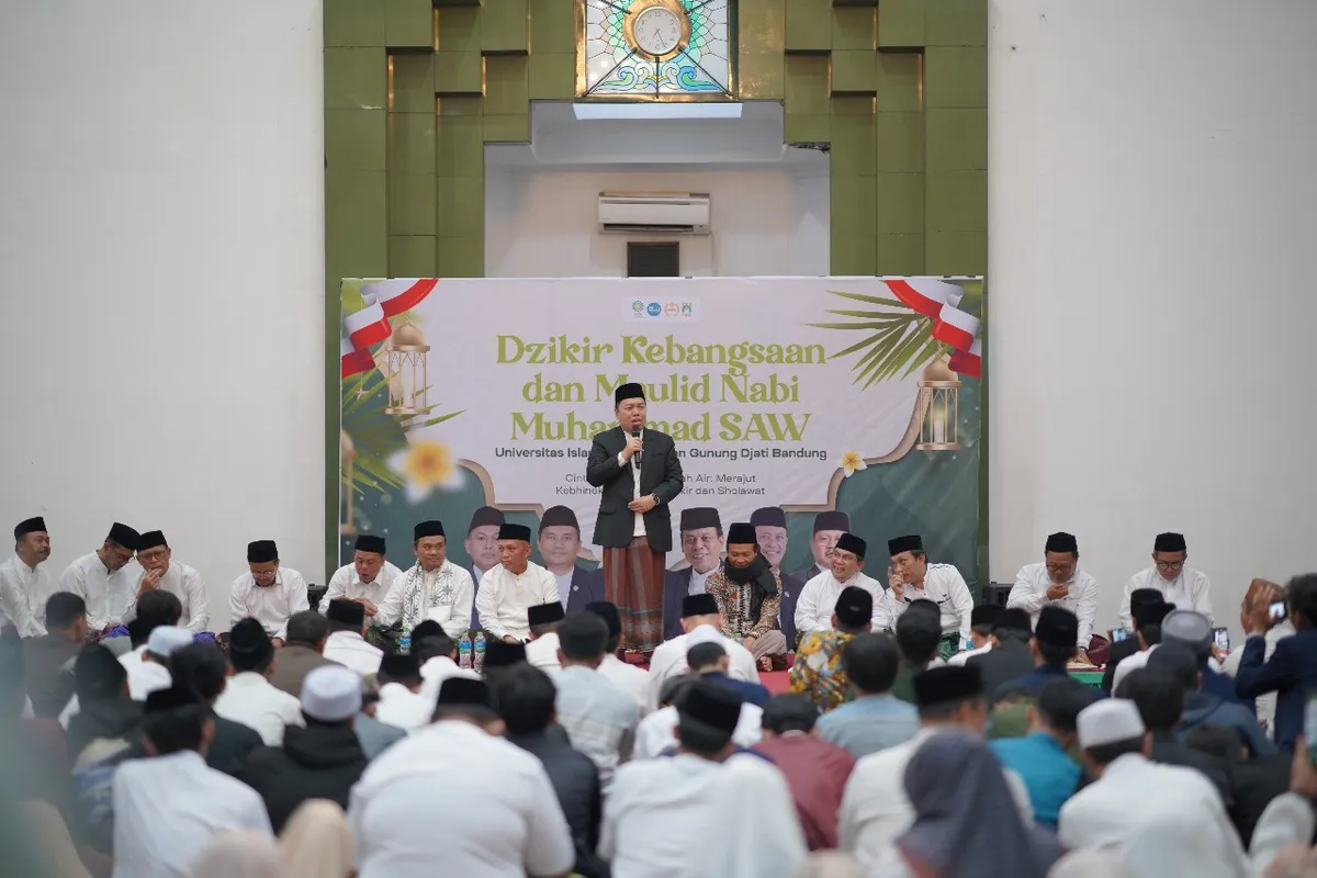 Dzikir Kebangsaan dan Maulid Nabi Muhammad SAW di Masjid Ikomah, Kampus I UIN Sunan Gunung Djati Bandung, Kamis (4/9/2025) malam. (Sumber: www.uinsgd.ac.id | Foto: Humas UIN SGD)