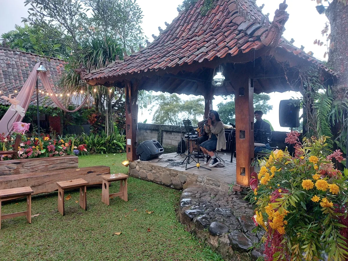 Suasana di Lisung Dulang Resto. (Sumber: Ayobandung.id | Foto: Eneng Reni Nuraisyah Jamil)