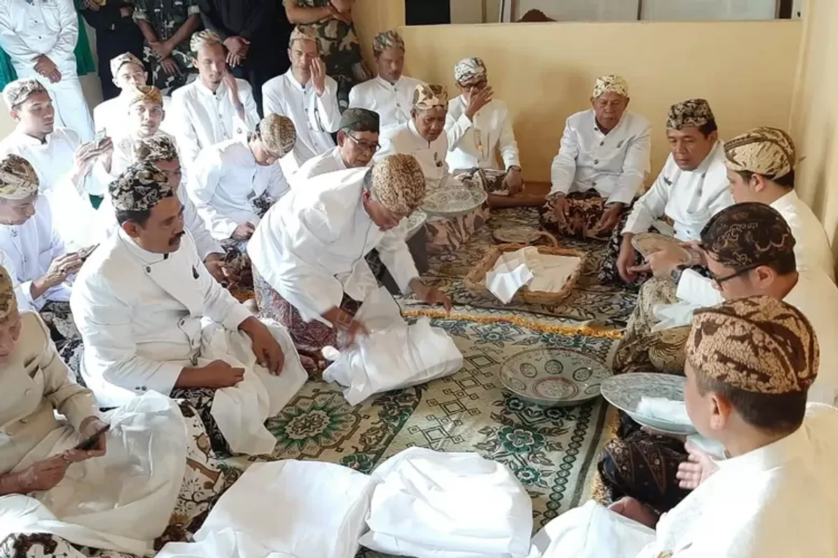 Tradisi Siraman Panjang di Keraton Kasepuhan menjadi salah satu rangkaian peringatan Maulid Nabi Muhammad SAW di Cirebon. (Sumber: Ayocirebon.com | Foto: Erika Lia)