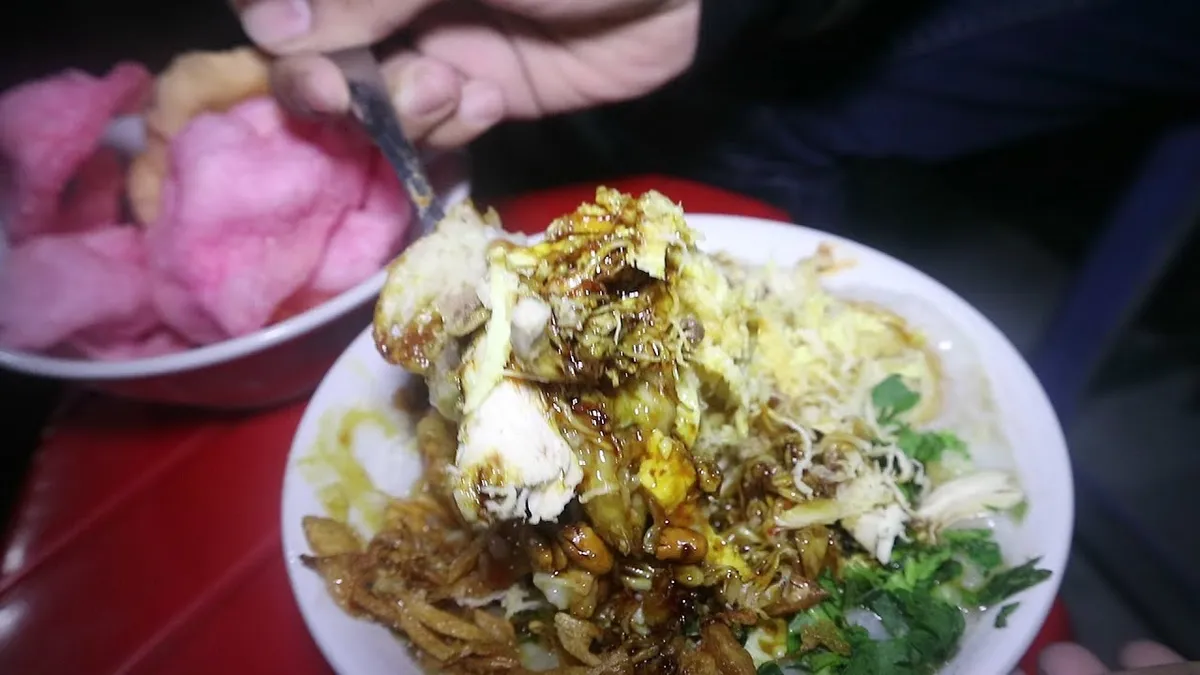 Ilustrasi bubur ayam dengan toping melimpah di Bandung. (Sumber: Youtube/Evan Media)