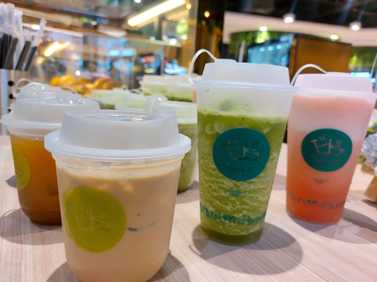Berbagai pilihan menu kopi, whey protein, dan fresh juice di Treat a Cup. (Sumber: Ayobandung.id | Foto: Eneng Reni Nuraisyah Jamil)