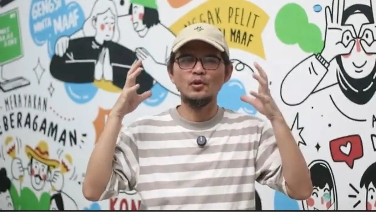Irfan Amalee, tengah menjelaskan kekuatan cerita untuk anak dan mengubah dunia. (Sumber: YouTube Topi Amali | Foto: Hasil tangkapan layar)