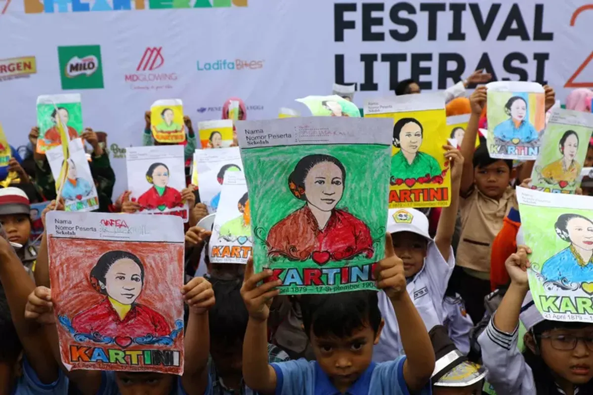 Sejumlah anak membaca buku di perpustakaan keliling dalam acara Festival Literasi 2019 bertajuk Habis Gelap Terbitlah Terang di Halaman Gedung Sate, Jalan Diponegoro, Kota Bandung, Sabtu (20/4/2019). (Sumber: ayobandung.com | Foto: Irfan Al-Faritsi)