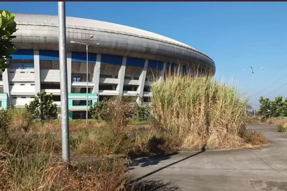 Kondisi rumput liar tak terawat di luar Stadion GBLA yang sempat disorot pada 2019 lalu. (Sumber: Ayobandung)