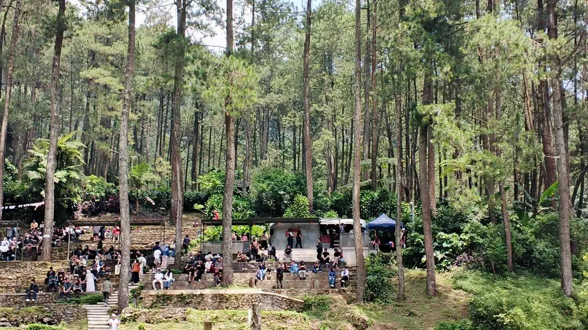 Sejumlah Pengunjung Kafe Berg (Sumber: Dokumentasi Penulis | Foto: Dias Ashari)
