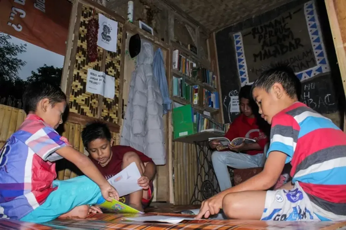 Sejumlah anak membaca dan menggambar di Perpustakaan Alam Malabar, Kampung Sukanagara, Desa Mekarsari, Kecamatan Pacet, Kabupaten Bandung, Selasa (19/2/2019). (Sumber: ayobandung.com | Foto: Istimewa)