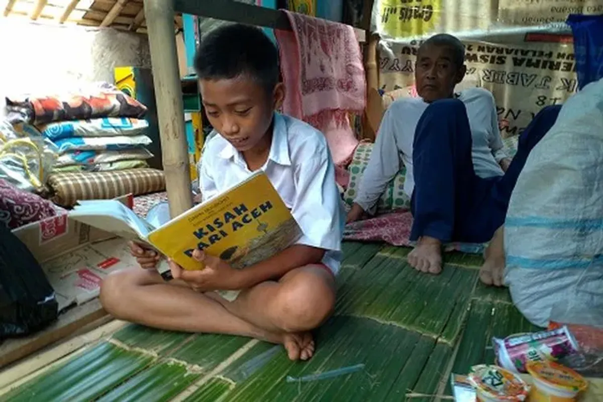 Kiki saat belajar di gubug tempat tinggalnya di Kampung Babakan Pari RT 02 RW 04, Desa Batujajar Timur, Kecamatan Batujajar, KBB. (Sumber: ayobandung.com | Foto: Tri Junari)