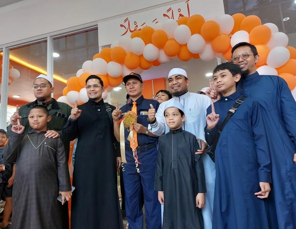 CEO dan Founder Abuya Grup, Okta Wirawan, dan para mitra bisnisnya. (Sumber: Ayobandung.id | Foto: Eneng Reni Nuraisyah Jamil)