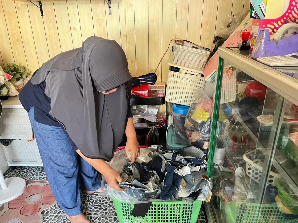 Owner Percantik, Nining Idaningsih menunjukkan kain perca jeans di workshopnya. (Foto: Rizma Riyandi)
