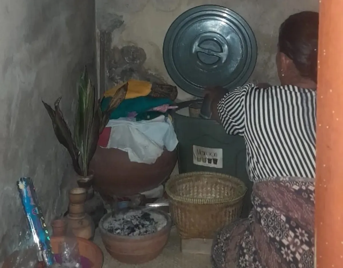 Seorang Ibu Sepuh sedang Mengambil Beras di Goah Rumahnya, Lembang, Kabupaten Bandung Barat. (Sumber: Dokumentasi Penulis | Foto: Arfi Pandu Dinata)