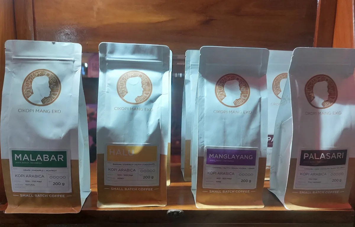 Berbagai produk kopi Jawa Barat dari Coffee Roastery Cikopi Mang Eko. (Sumber: Ayobandung.id | Foto: Eneng Reni Nuraisyah Jamil)