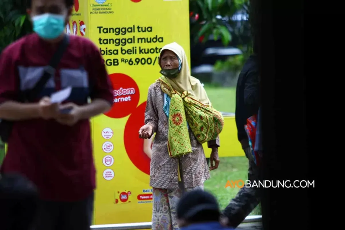 Pengemis dan pengamen di Kota Bandung belakangan ini makin marak ditemui, masyarakat diminta untuk tidak memberikan uang pada PPKS. (Sumber: ayobandung.com | Foto: Irfan Al-Faritsi)