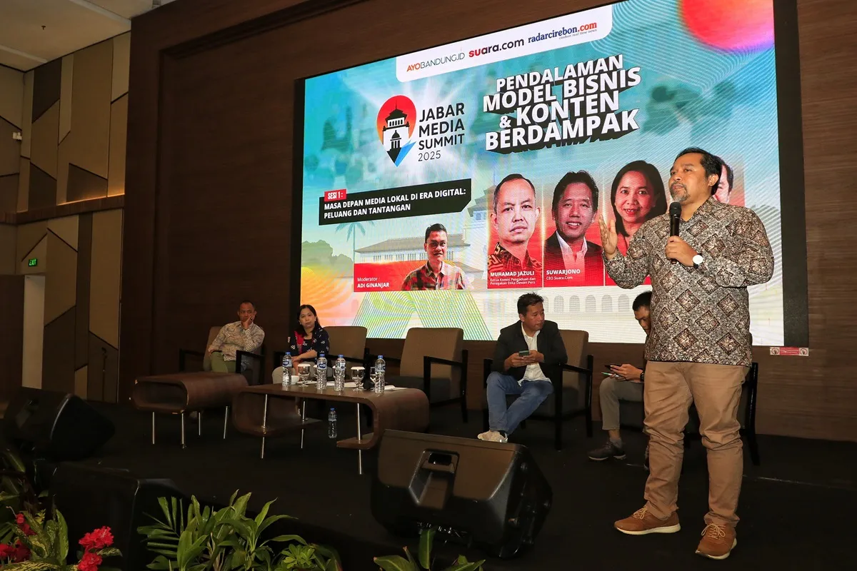 CEO Tempo, Wahyu Dhyatmika, menambahkan perspektif tentang peran media dalam demokrasi dan pasar. (Sumber: Ayobandung.com | Foto: Irfan Al-Faritsi)