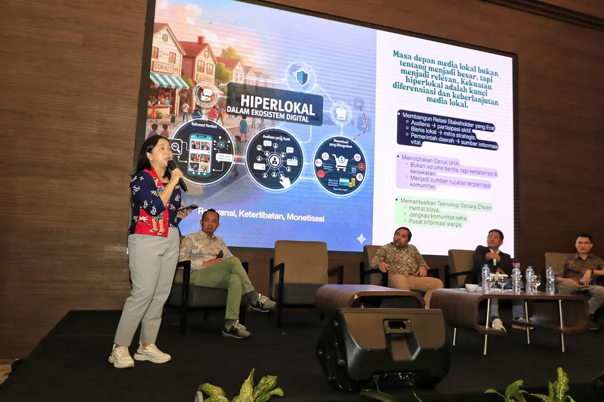 Eva Danayanti dari International Media Support (IMS) menekankan relevansi media lokal dalam ekosistem digital. (Sumber: Ayobandung.com | Foto: Irfan Al-Faritsi)