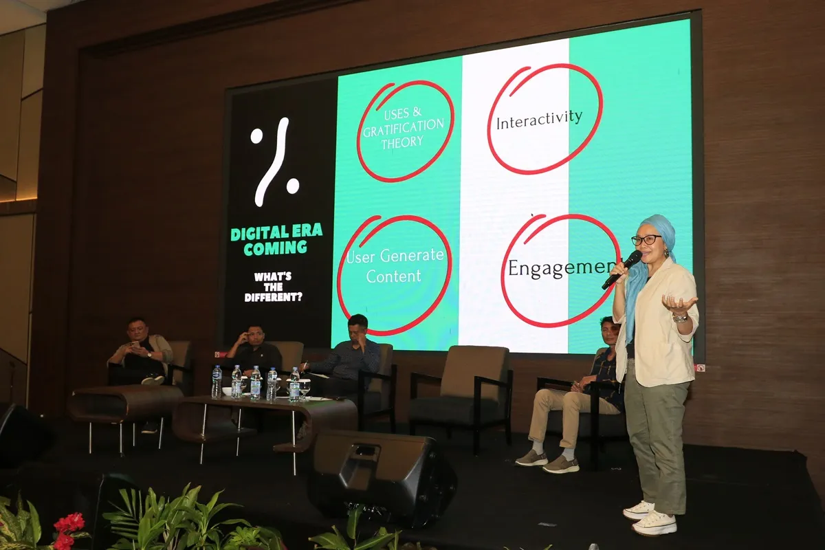 Country Coordinator Earth Journalism Network (EJN), Dewi Laila Sari, memaparkan bagaimana lanskap media digital membawa logika baru yang berbeda dari media tradisional. (Sumber: Ayobandung.com | Foto: Irfan Al-Faritsi)